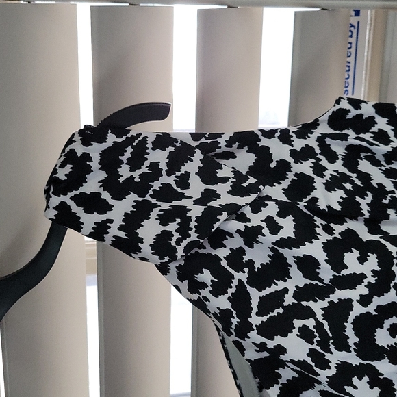 NWT Calvin Klein off shoulder fitted dress size 10 black and white - Picture 3 of 7